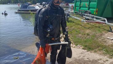 Sprzątanie dna jeziora Drawsko w strefie przybrzeżnej przez nurków z Klubu Płetwonurków Mares z Koszalina