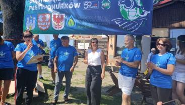 Sprzątanie dna jeziora Drawsko w strefie przybrzeżnej przez nurków z Klubu Płetwonurków Mares z Koszalina