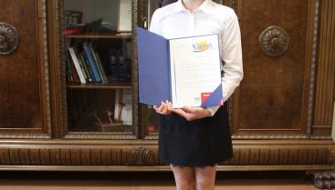 Gratulacje od burmistrza Czaplinka Marcina Naruszewicza dla najlepszej uczennicy Szkoły Podstawowej w Czaplinku