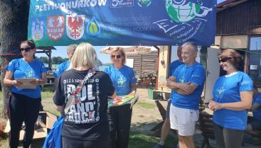 Sprzątanie dna jeziora Drawsko w strefie przybrzeżnej przez nurków z Klubu Płetwonurków Mares z Koszalina