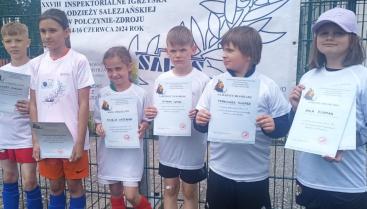 14 czerwca nasza najmłodsza drużyna zagrała w XXVIII Igrzyskach Inspektorialnych Młodzieży Salezjańskiej w Połczynie Zdroju.  Otwarcie Igrzysk rozpoczęło się Turniejem Piłkarskim najmłodszej kategorii wiekowej klas I-III. Ostateczne zajęliśmy wysokie 2 Miejsce oraz nasza zawodniczka Anielka Stefanik otrzymała wyróżnienie i nagrodę indywidualną za króla strzelców całego Turnieju - 11 goli ⚽.  Organizatorem Turnieju był Salos Połczyn Zdrój prowadzony przez siostry salezjanki. Dzieci zagrały świetny Turniej gr