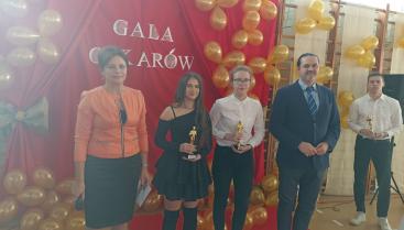 Szkolna Gala Oskarów w Zespole Szkół w Czaplinku z udziałem burmistrza Czaplinka Marcina Naruszewicza