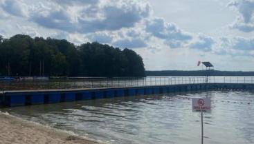 Zakaz kąpieli na kąpielisku nad jeziorem Drawsko przy ulicy Drahimskiej w Czaplinku (plaża miejska)