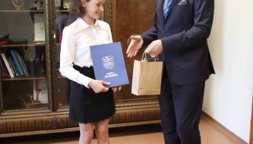 Gratulacje od burmistrza Czaplinka Marcina Naruszewicza dla najlepszej uczennicy Szkoły Podstawowej w Czaplinku