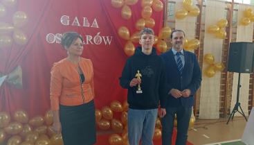 Szkolna Gala Oskarów w Zespole Szkół w Czaplinku z udziałem burmistrza Czaplinka Marcina Naruszewicza