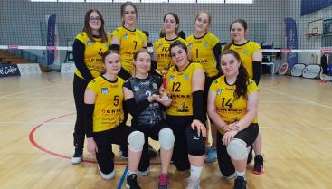Drużyna juniorek z pucharem za 6 miejsce