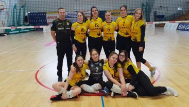 Drużyna juniorek z trenerem Krzysztofem Rosiakiem przed meczem o 5. miejsce