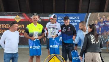 Jan Dymecki zwycięża w swojej kategorii podczas Maratonu MTB dookoła jeziora Miedwie