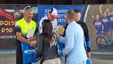 Jan Dymecki zwycięża w swojej kategorii podczas Maratonu MTB dookoła jeziora Miedwie