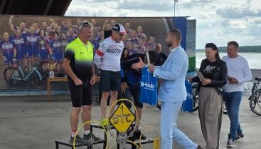 Jan Dymecki zwycięża w swojej kategorii podczas Maratonu MTB dookoła jeziora Miedwie