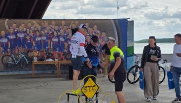 Jan Dymecki zwycięża w swojej kategorii podczas Maratonu MTB dookoła jeziora Miedwie