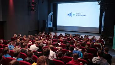 Bezgotówkowe Kino Objazdowe kontynuuje podróż po Polsce. Żyj filmowo, płać bezgotówkowo!