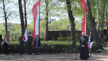 Ksiądz odprawiający modlitwę-Narodowy Dzień Zwycięstwa.