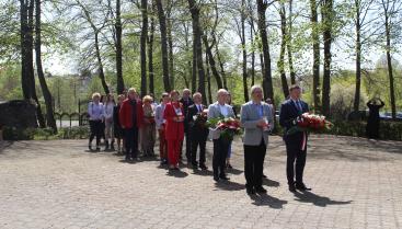 Delegacje składające kwiaty i znicze-Narodowy Dzień Zwycięstwa.