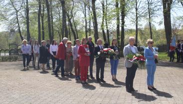Delegacje składające kwiaty i znicze-Narodowy Dzień Zwycięstwa.