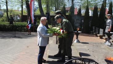 Delegacje składające kwiaty i znicze-Narodowy Dzień Zwycięstwa.