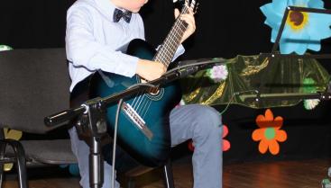Uczeń ogniska grający na gitarze-zdjęcie.