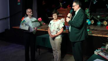 Pani Urszula Ptak oraz Waldemar Włodarczyk składający gratulacje oraz życzenia panu Jerzemu Bogaleckiemu-zdjęcie