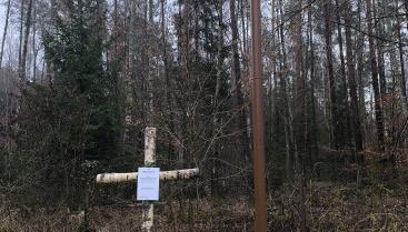 Tablica upamiętniająca na cmentarzu komunalnym w miejscowości Czarne Wielkie