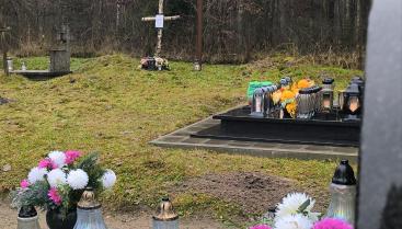 Tablica upamiętniająca na cmentarzu komunalnym w miejscowości Czarne Wielkie