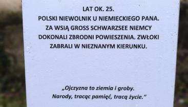 Tablica upamiętniająca na cmentarzu komunalnym w miejscowości Czarne Wielkie