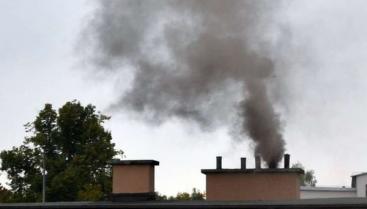 Ciemnoszary dym powstaje w wyniku spalania paliw stałych, takich jak węgiel lub wilgotne drewno gorszej jakości, biomasa.