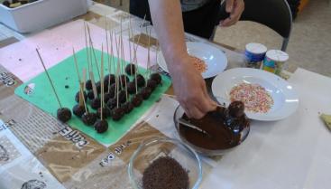 Pierwsze warsztaty cukiernicze: biszkoptowe ciasteczka z bitą śmietaną i „ciasteczkowe lizaki