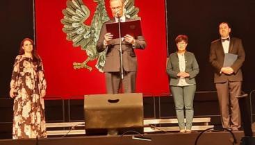  Wicewojewoda Zachodniopomorski Tomasz Wójcik przemawia przed koncertem.  