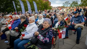 Wyróżnienie dla Wiesława Krzywickiego podczas uroczystego koncertu z okazji „80-lecia Polskiego Pomorza Zachodniego”