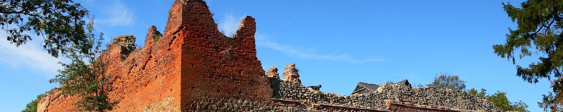fotografia przedstawiająca ruiny zamku w Czaplinku