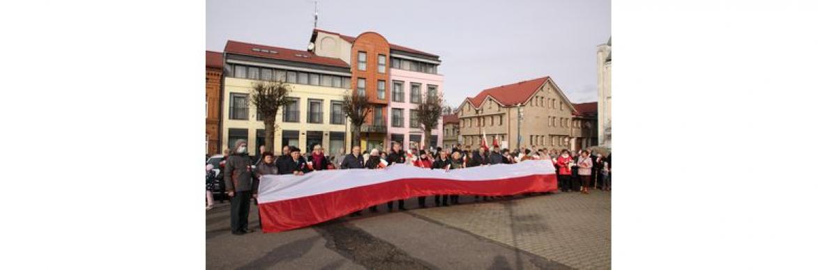 Mieszkańcy na czaplineckim rynku