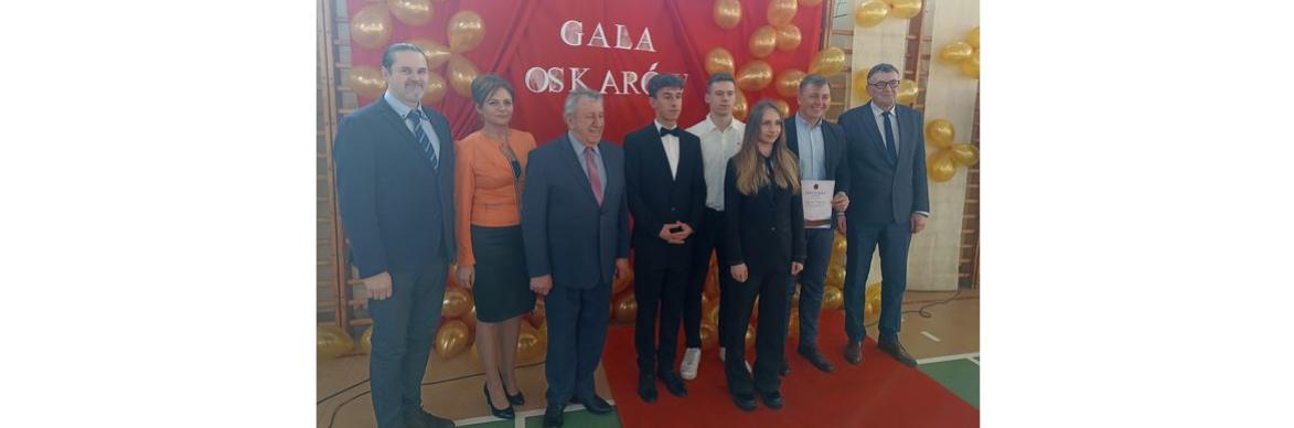 Szkolna Gala Oskarów w Zespole Szkół w Czaplinku z udziałem burmistrza Czaplinka Marcina Naruszewicza