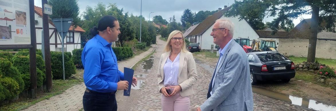 Anna Bańkowska - Członkini Zarządu Województwa, Marcin Naruszewicz - Burmistrz Czaplinka i Janusz Bartczak - Zastępca Burmistrza Czaplinka na drodze w Sikorach
