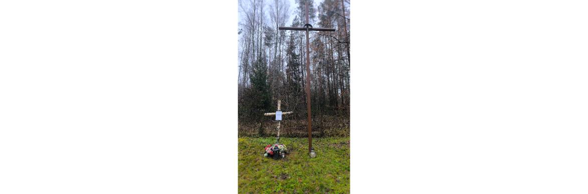 Tablica upamiętniająca na cmentarzu komunalnym w miejscowości Czarne Wielkie