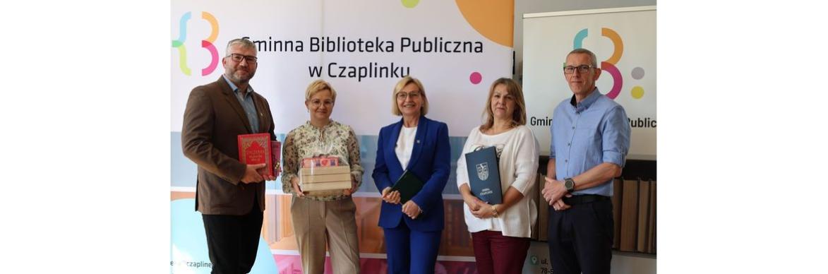 Wizyta Pani Burmistrz oraz Zastępcy Burmistrza w Gminnej Bibliotece Publicznej w Czaplinku z okazji Dnia Bibliotekarza