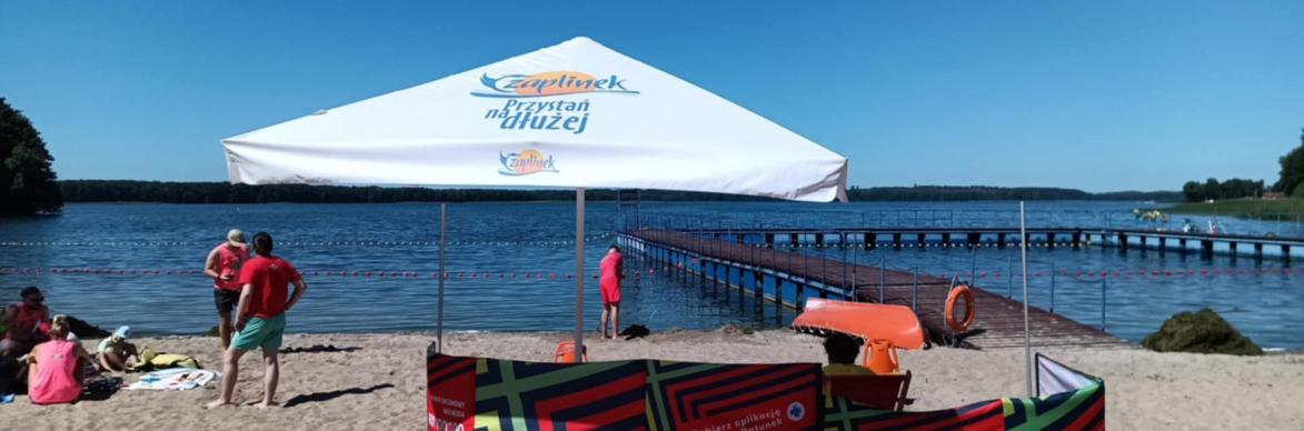 Biała flaga na kąpielisku nad jeziorem Drawsko przy ul. Drahimskiej