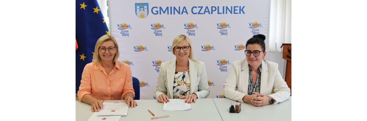 Zdjęcie z podpisania umów