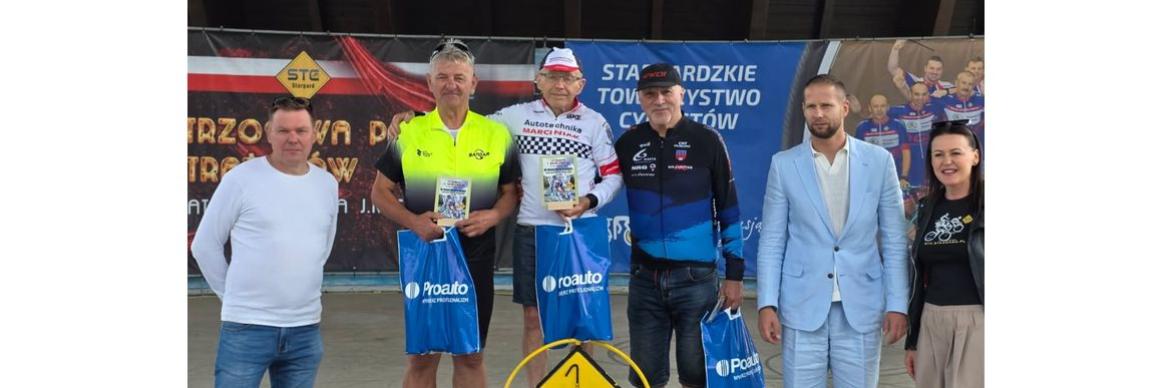 Jan Dymecki zwycięża w swojej kategorii podczas Maratonu MTB dookoła jeziora Miedwie
