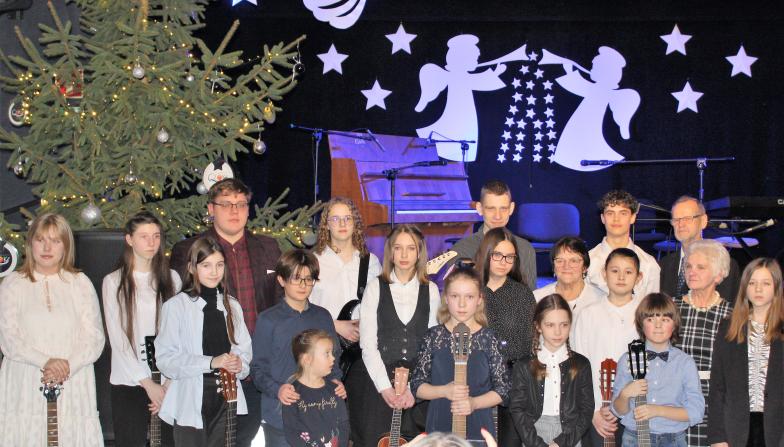 Uczniowie i instruktorzy Ogniska Muzycznego-zdjęcie.