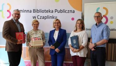 Wizyta Pani Burmistrz oraz Zastępcy Burmistrza w Gminnej Bibliotece Publicznej w Czaplinku z okazji Dnia Bibliotekarza