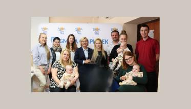 Na zdjęciu uczestnicy uroczystości wręczenia gratulacji rodzicom dzieci urodzonych w okresie styczeń-maj 2025