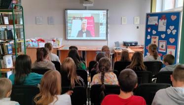 WZRUSZAJĄCA LEKCJA W BIBLIOTECE Z WOJCIECHEM WIDŁAKIEM 