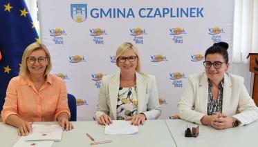 Zdjęcie z podpisania umów