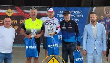 Jan Dymecki zwycięża w swojej kategorii podczas Maratonu MTB dookoła jeziora Miedwie